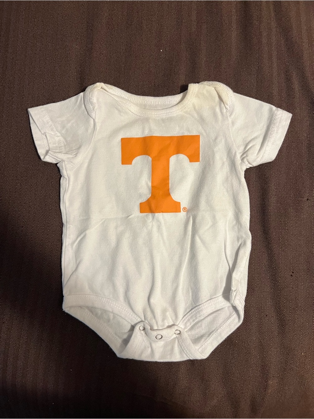 Tennessee Volunteers Infant White Embroidered Boxer Bodysuit Size 0-3 months